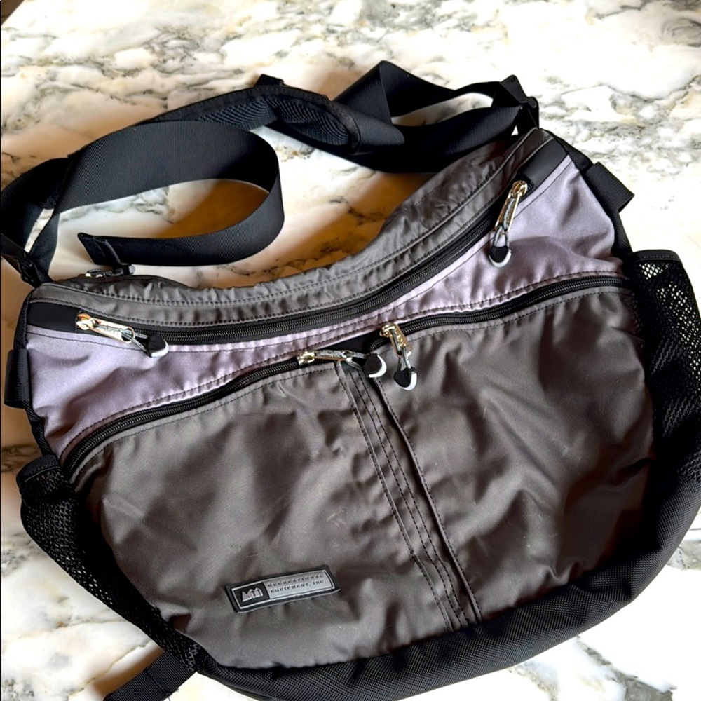REI Musette Messenger Bag Black Gray Crossbody Travel Commuter Organizer
